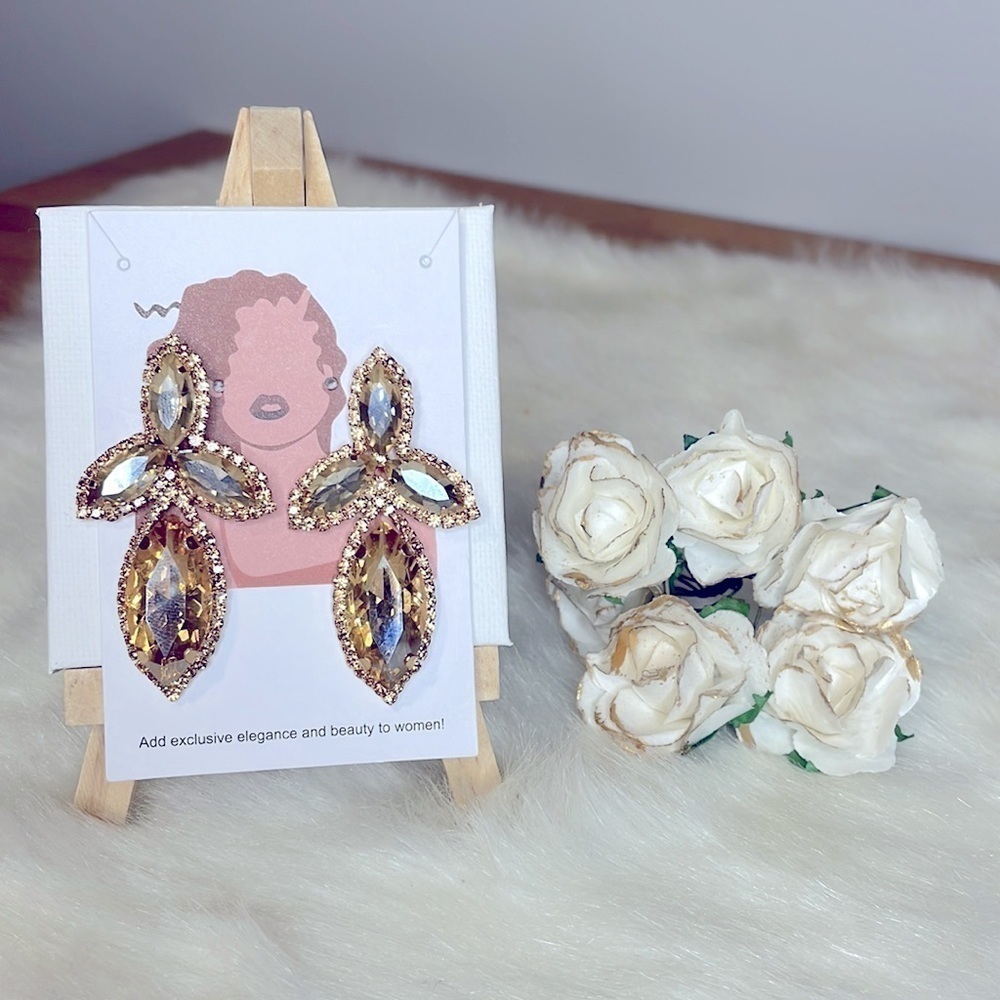 🌟SALE🌟Beautiful Champagne Crystal Earrings - Picture 7 of 8
